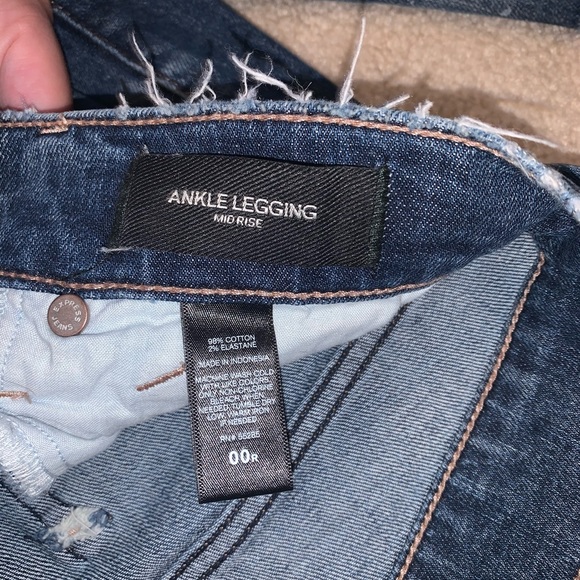 Express Distressed Jeans! - Picture 3 of 4